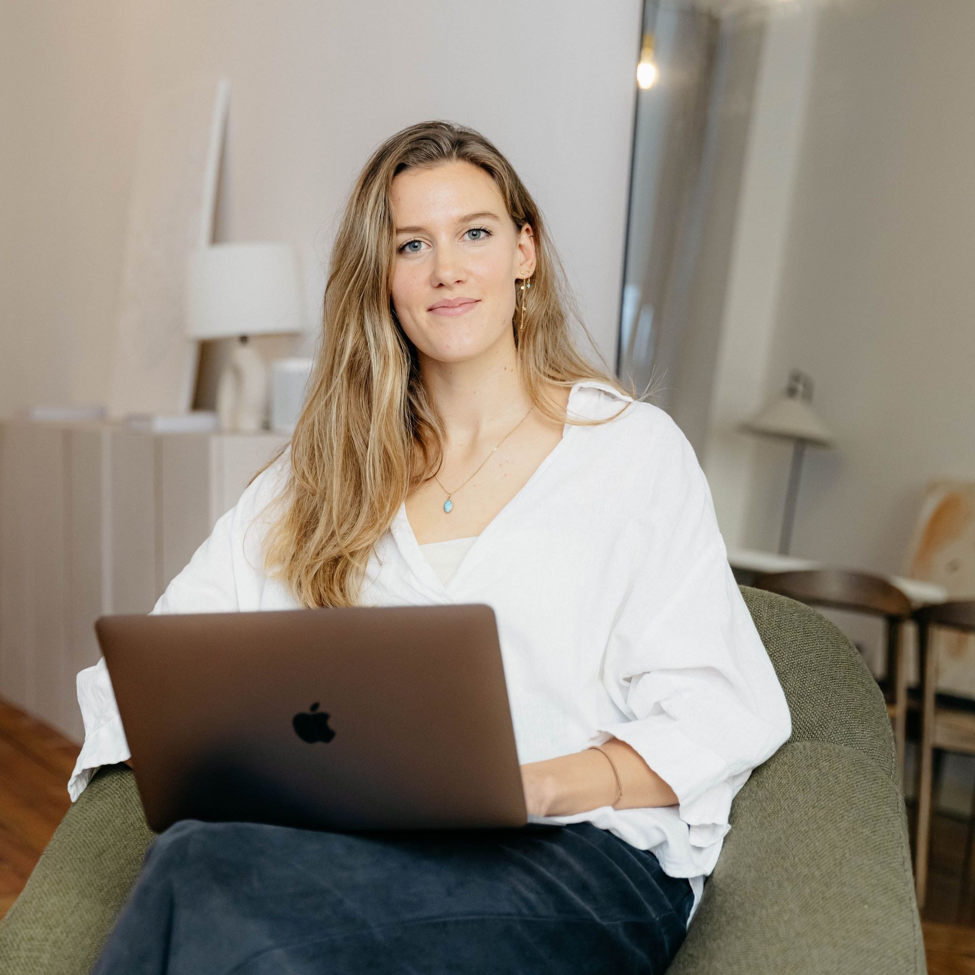 Serafine zit met een laptop en doet de talententest