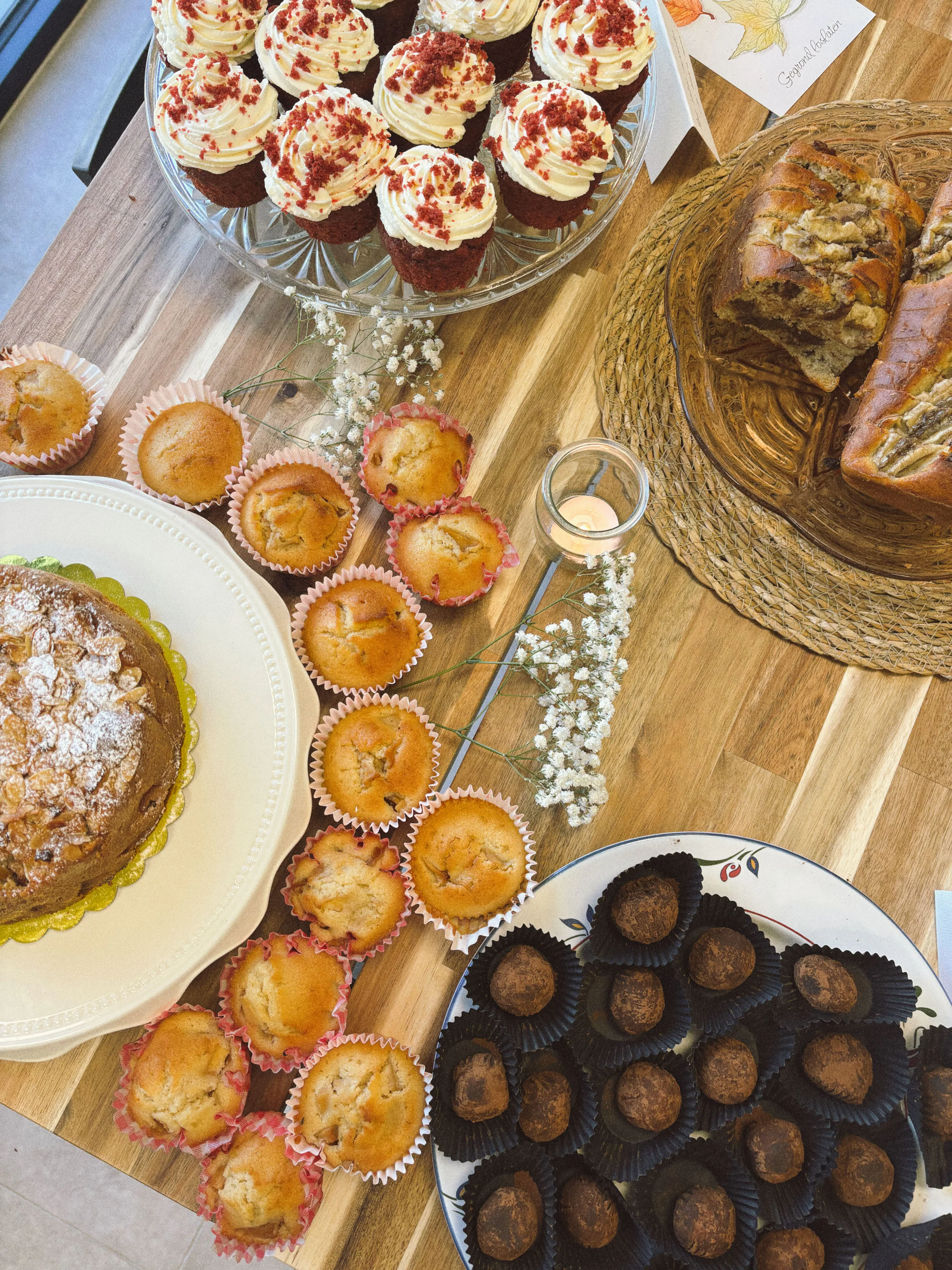 Tafel met cupcakes, muffins, banaanbrood, amandelcake en chocoladetruffels