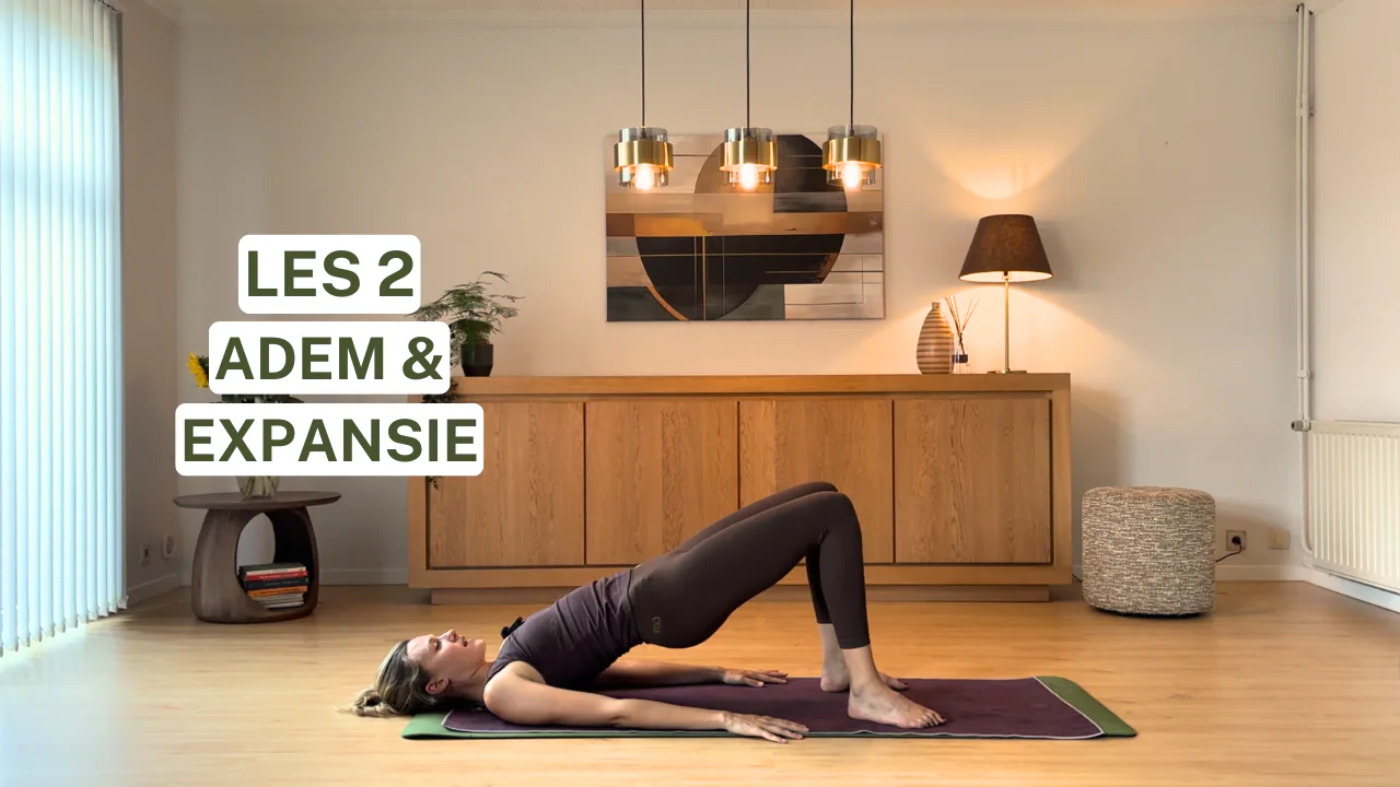 Serafine in de brughouding op haar yogamat, uit les 2: Adem & expansie