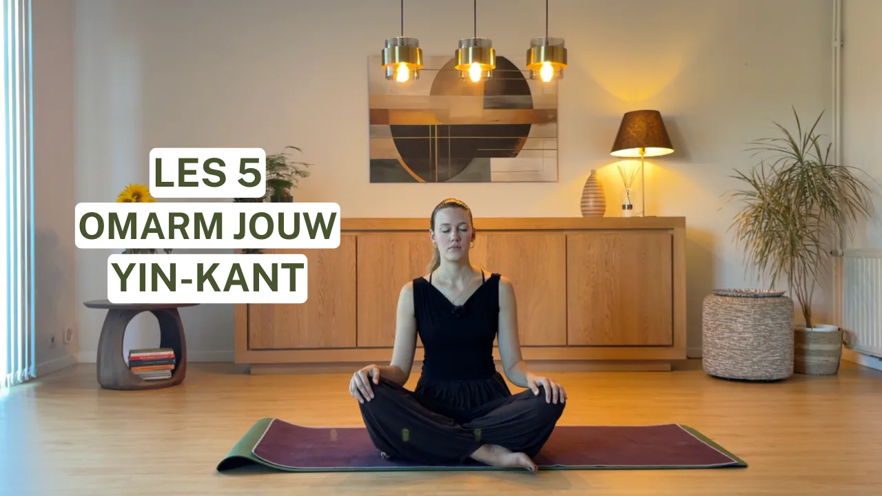 Serafine zit in kleermakerszit met gesloten ogen, uit les 5: Omarm jouw Yin-kant