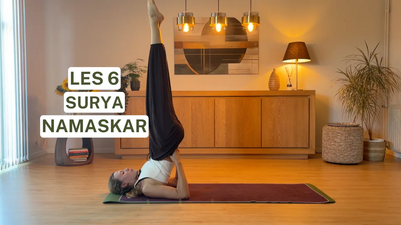 Serafine in kaarshouding met de benen omhoog, uit les 6: Surya Namaskar